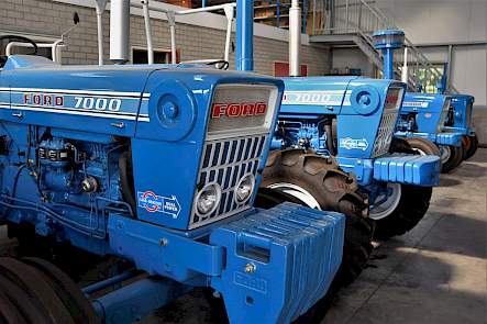 Behalve Countys heeft Zomerdijk ook nog een hoop gewone Fords waaronder deze twee 7000s.