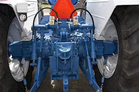 De achterbrug van de County 1124 is hetzelfde als van de Ford 5000.