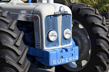 De Super Four is gebaseerd op de Fordson Super Major New Performance.