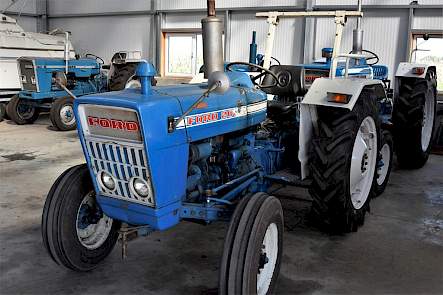 Deze Ford 2000 is ooit nog tweedehands gekocht bij Forddealer Verbunt in Dongen door de schoonvader van Zomerdijk. De trekker is nog bijna helemaal origineel. Alleen de spatborden zijn vernieuwd.