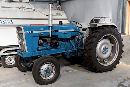 De Spaanse Ebro lijkt een vreemde eend in de bijt, maar zo ziet Zomerdijk dat niet. Het is immers een in licentie gebouwde Fordson Major met een andere motorkap, spatborden en dashboard. De spatborden zijn trouwens van Massey-Ferguson.