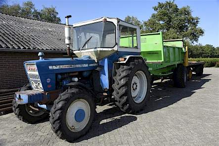 Deze Ford 5000 met voorwielaandrijving wordt nog gewoon gebruikt op de kwekerij.