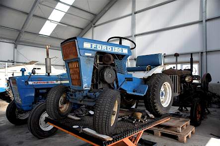 Net als de tuinbouwtrekkers is ook dit kleine Fordje 120 geen echte Ford. Het is een zitmaaier van de Amerikaanse grasmaaierfabriek Jacobsen, die door Ford onder eigen naam op de markt werd gebracht. In Amerika is het restaureren en customizen van oude zitmaaiers een ware rage. Zie ook de website https://fordjacobsentractor.com/
