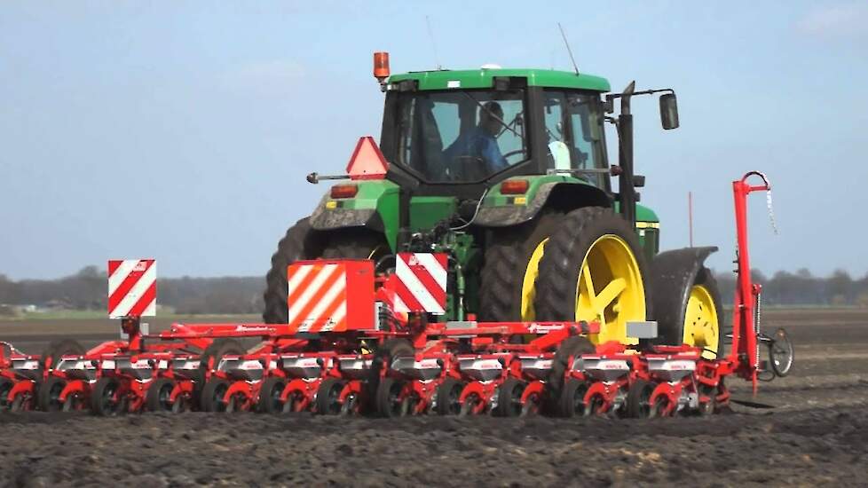 loonbedrijf Gebr Joldersma John Deere 6610 met Kverneland Accord Monopill SE Trekkerweb