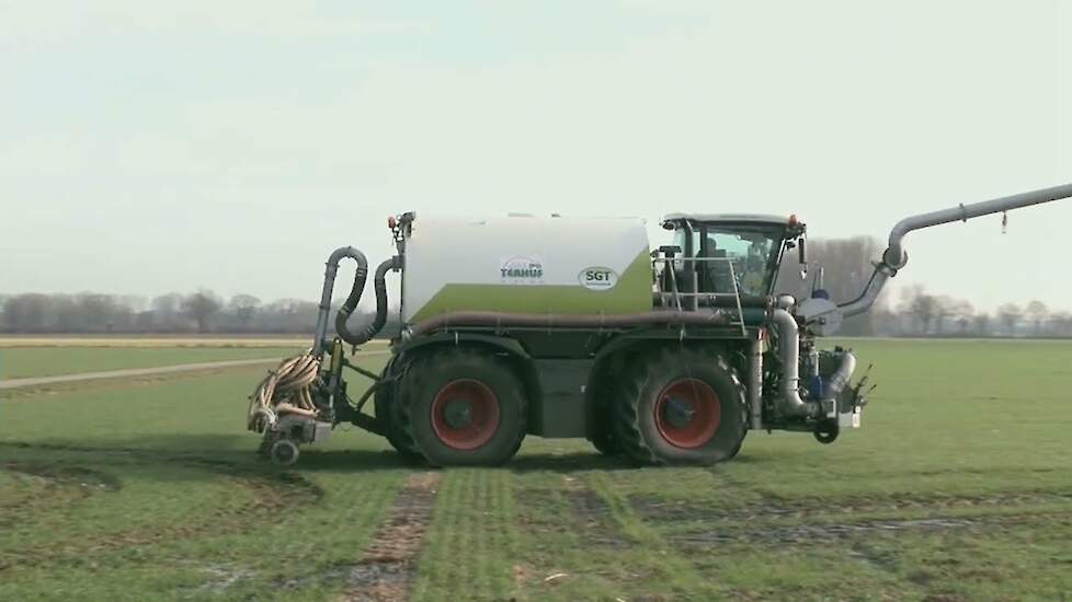 Wintertarwe overbemesten met Claas Xerion 3800 SGT Trekkerweb