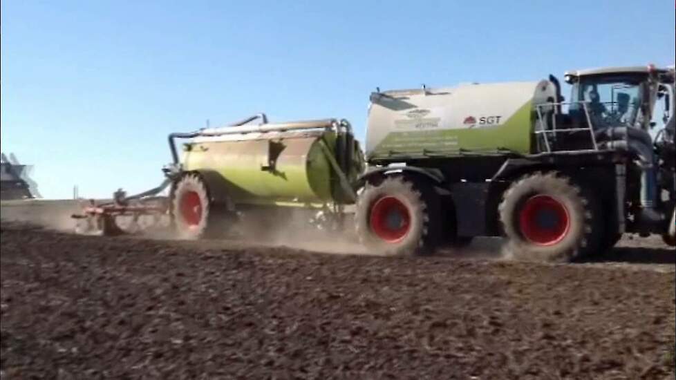 Mest uitrijden met Claas Xerion en SGT in aparte omgeving Trekkerweb