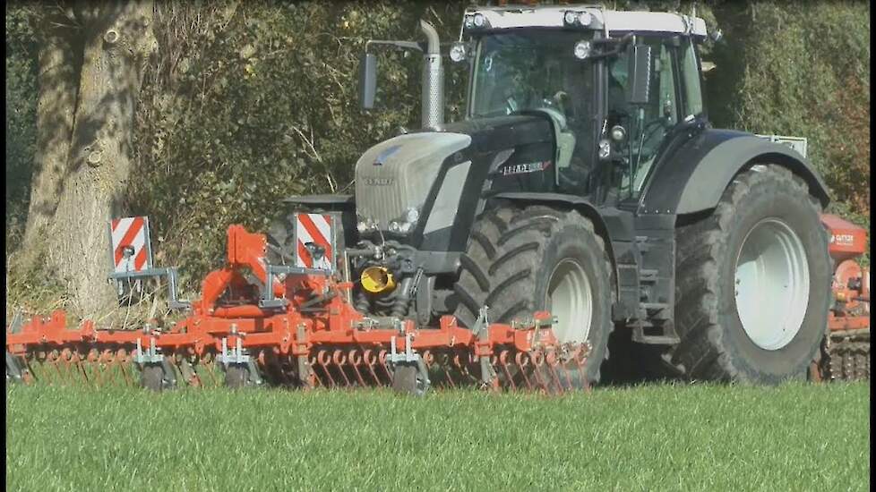 Güttler graslandverbetering loonbedrijf Wierda Trekkerweb begradigen, striegeln, säen und walzen