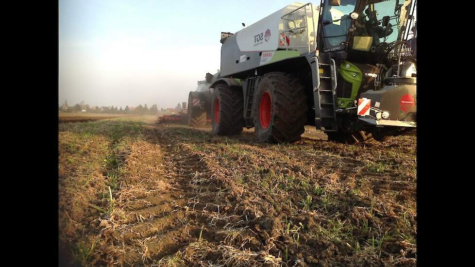 Claas Xerion 4000 met SGT in hondegang Trekkerweb