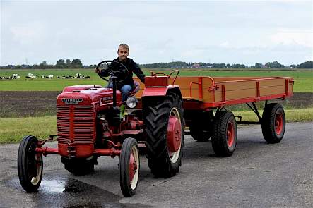 Harms zoontje Arjan op de DED-3 met de gerestaureerde Miedema platte wagen.