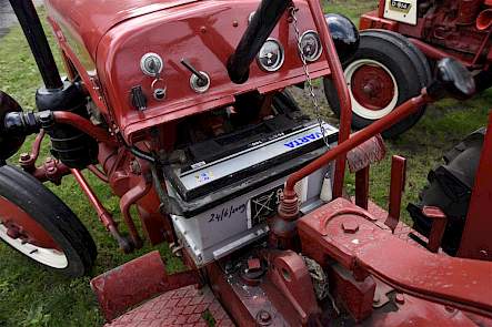 Het dashboard met daaronder de accu van de DED-3.
