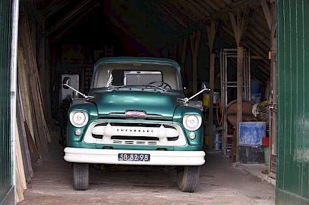 Deze Chevrolet vrachtwagen uit 1957 is een erfstuk van een oom van moederskant. Hilko is nu bezig met het restaureren van een Chevrolet pick-up met precies dezelfde cabine en motor als deze vrachtwagen.