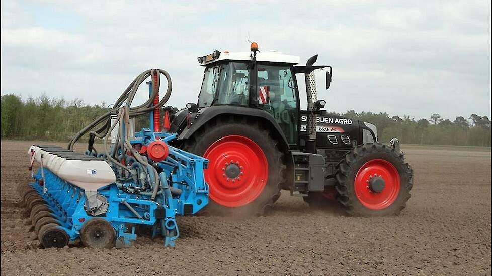 Mäiszaaien met Monosem 12-rijige zaaimachine bij Snoeijen Agro Trekkerweb