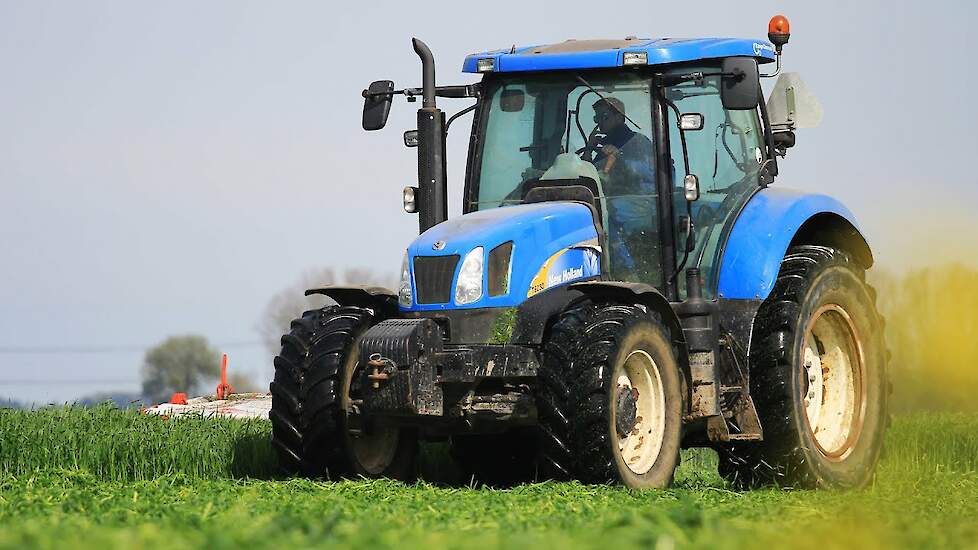 Italiaans raaigras maaien - Mowing Italian ryegrass - New Holland T6030 with Kuhn FC 313