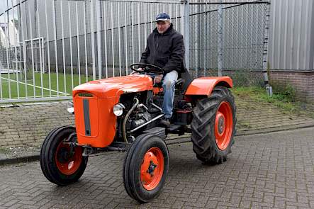 Jaaps vader Hans heeft best aardigheid in de hobby van zijn zoon. Als ze samen op pad gaan rijdt hij meestal op de Sametto V en Jaap op de Ariete.