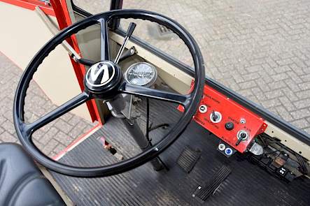 Het minimalistische dashboard van de Samecar heeft wat knoppen die te maken hebben met zijn brandweerfunctie.