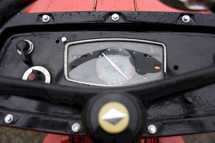 Het dashboard van de Master 1 met de toerenteller en urenteller. Die laatste staat op 5867 uur.