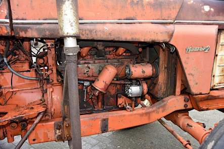 Het grote verschil tussen de Master 1 en de Master 2 zit hem in de motor. De Master 1 heeft een luchtgekoelde MWM-motor, de Master 2 een watergekoelde motor van Saviem.