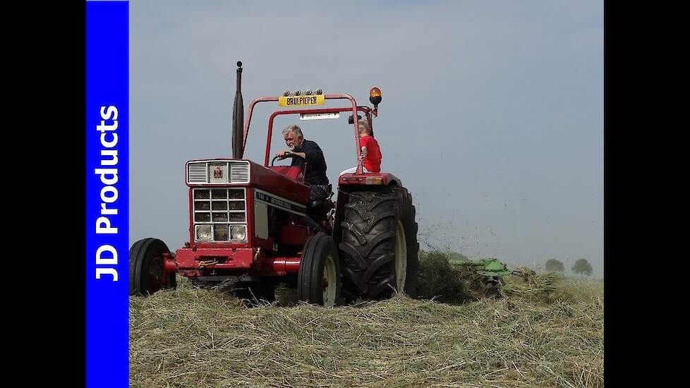 International 744 /Gras harken en schudden/ Tedding grass/ Hulshorst/ The Netherlands/ 2014