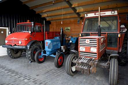 De  Lanz D2816 staat in een open schuur tussen de Unimog en de Fiat 70-90.