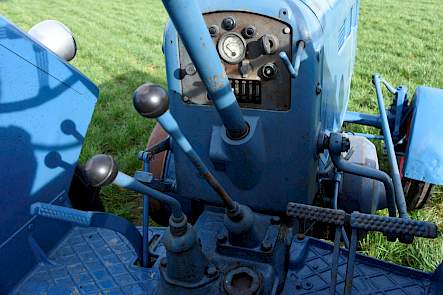 De werkplek van de D2816 met links de pook voor de hoge en lage gearing.