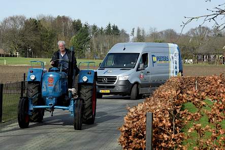 Na de fotosessie in het weiland rijdt Mart de D2816 weer naar huis, op de hielen gezeten door een bedrijfswagen van zijn zoon.