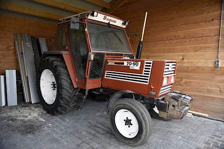 Voor het bewerken van zijn land gebruikt Mart deze youngtimer Fiat 70-90.