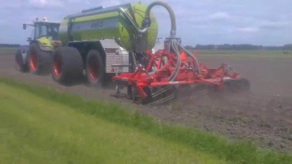 Rijen bemesten in de Noordoost polder met Kaweco - Trekkerweb