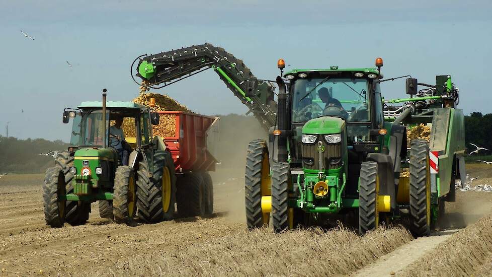 AVR Apache vierrijer rooimachine demotour bij GroeNoord Trekkerweb