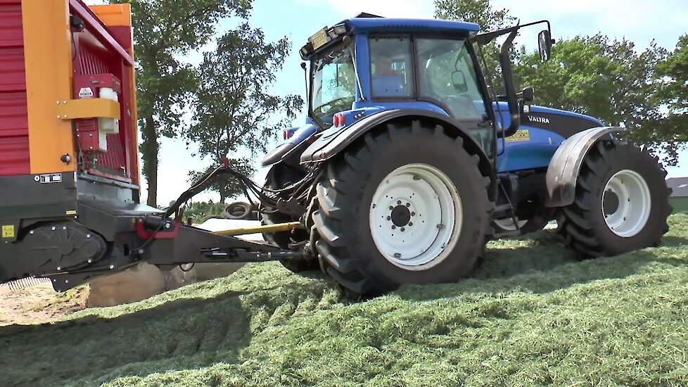 Loonbedrijf Lindeboom met Valtra en Schuitemaker Rapide 660 in het gras  Trekkerweb