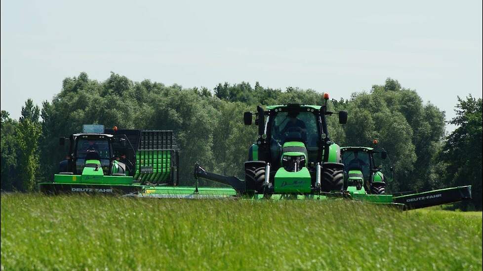 Deutz-Fahr voederwinningsdemo LMB Bijker in Nijeveen. - Trekkerweb