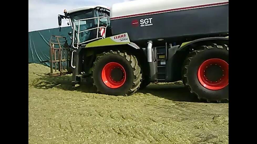 Nieuw Claas Xerion 4000 Saddle Trac met SGT opbouw op de kuil Trekkerweb