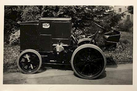 Dit is dezelfde Brons als die van Meindert maar dan toen hij in 1937 nieuw werd afgeleverd aan de dorsvereniging van de Groningse dorpen Hellum en Schildwolde. De ouderwetse claxon zat er toen ook al op.