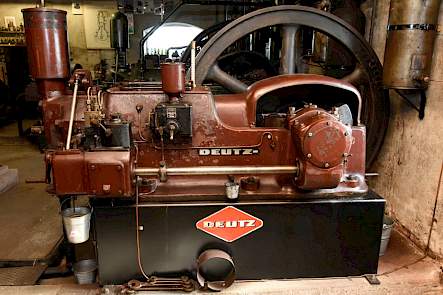 Ook deze Deutzmotor staat in Meinderts priv&eacute;museum.