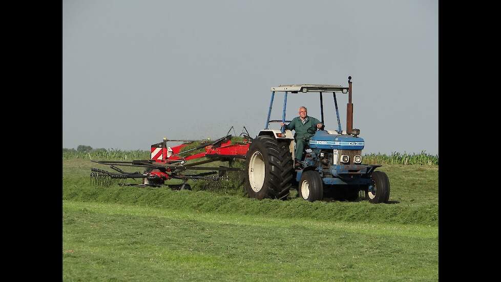 Ford 5610/ Gras harken/ Raking grass/ Nunspeet/ The Netherlands/ 2014