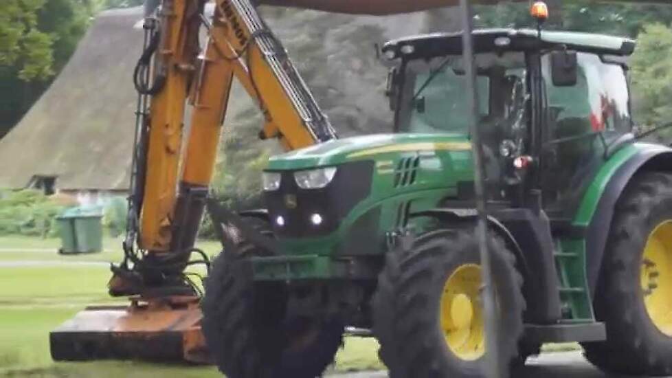 John Deere 6140R met Hemos aan het bermenmaaien Trekkerweb