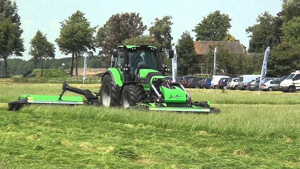 Uitleg Deutz Fahr maaiers bij demo LMB Bijker Trekkerweb