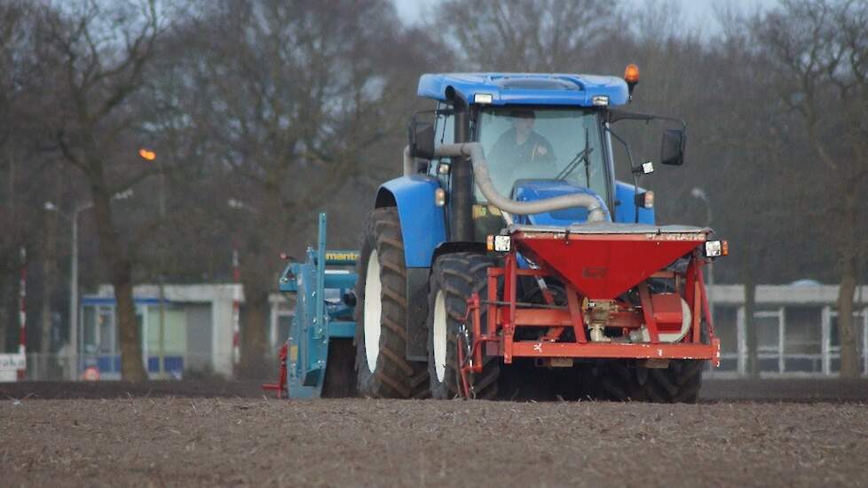 New Holland T7510 brouwgerst zaaien Trekkerweb