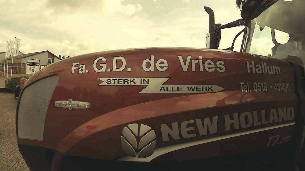 New Holland T7.210 AC in Fiat metallic voor Loonbedrijf G.D. de Vries uit Hallum (Fr.) Trekkerweb