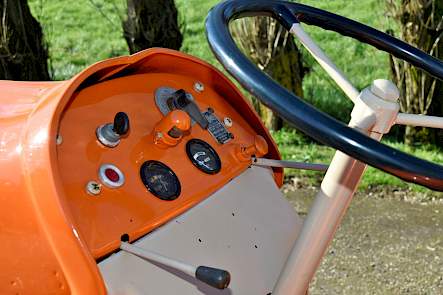 Het dashboard van de Fiat 411R.