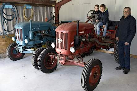In de schuur staan ook nog twee Hanomags R12. De rode R12 is nagenoeg dezelfde Hanomag die Johans vader in 1958 tweedehands kocht.