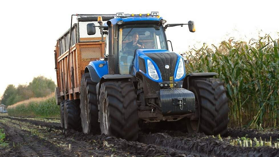 New Holland T8.390 met DeZeure aangedreven wagen Trekkerweb