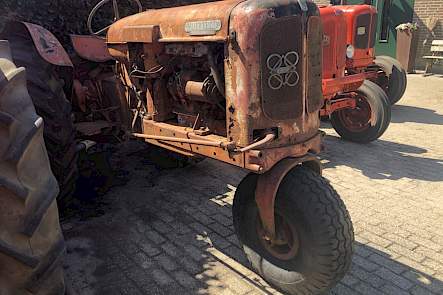 Deze Universal Four row-crop kocht Peter onlangs via internet in Engeland.