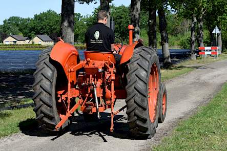 De 10/60 op het Brabantse platteland, tussen de eikenbomen en de onder zwart plastic afgedekte aspergebedden.