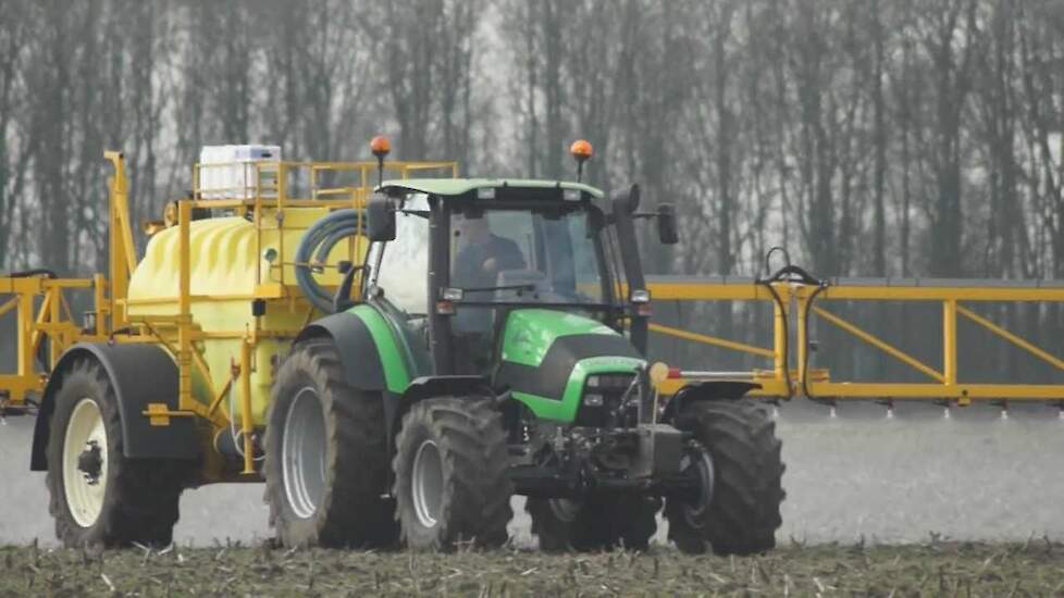 Deutz Fahr Agrotron 150 met Dubex Actor Glyfosaat spuiten Trekkerweb