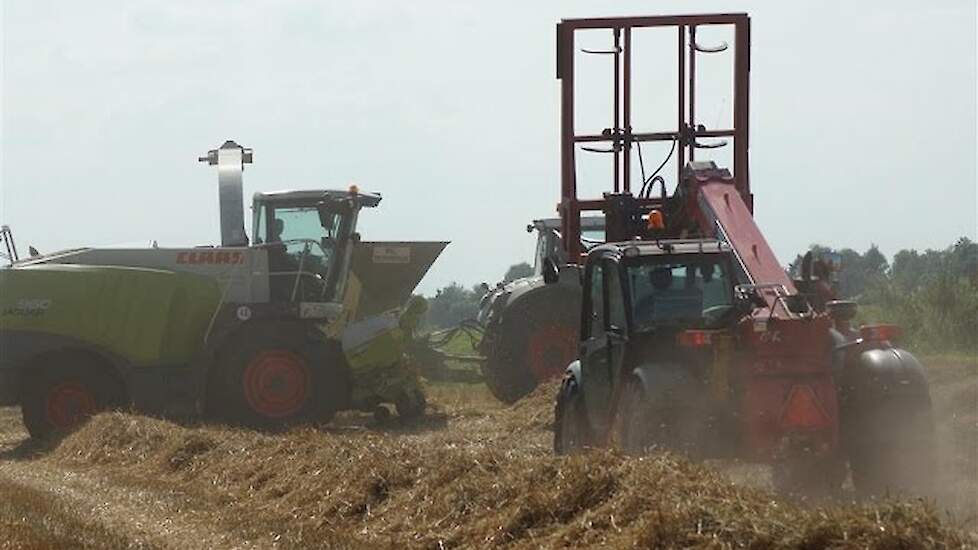 Stro,stof en transport, volop actie bij strohakselen /persen  Trekkerweb straw dust gopro