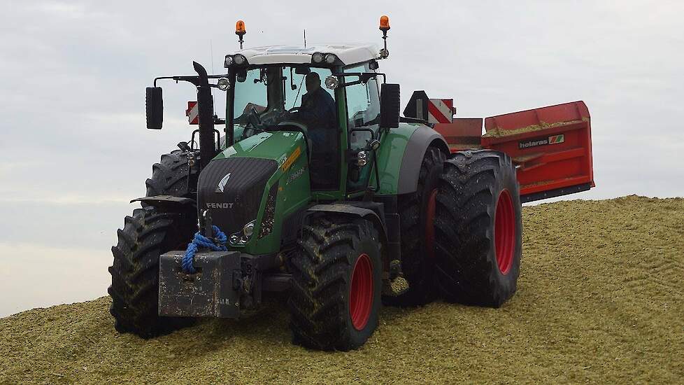 Fendt 828 loonbedrijf Meppelink op de maïsbult Trekkerweb silage häckseln