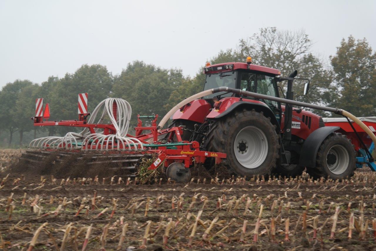 case ih van lokven agri uit vinkel werkt de maïsstoppel onder