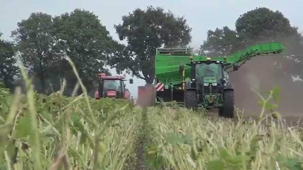 Aardappels rooien en uitleg van de AVR Spirit 6200 aardappelrooimachine Trekkerweb