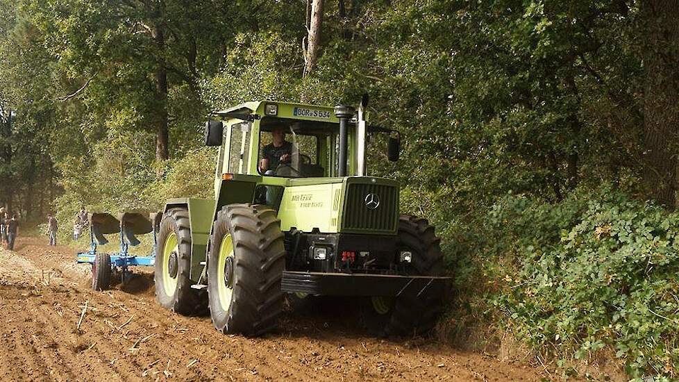 MB-Trac 1300 ploegen met Lemken vijfschaar wentelploeg Trekkerweb