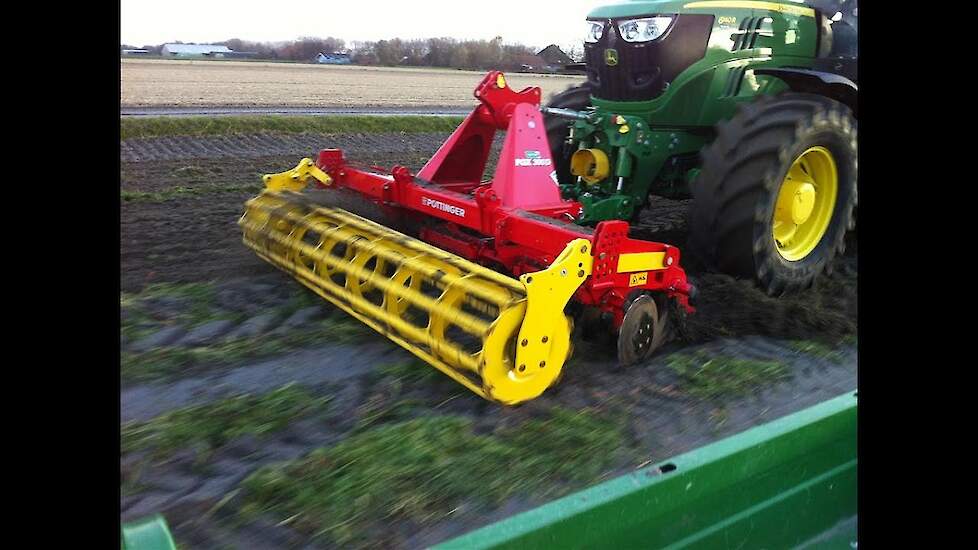 John Deere 6140R met een Pöttinger Fox 300 D schijveneg in de fronthef Trekkerweb